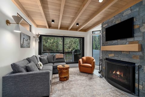 - Bright living area blending comfort with forest-view ambiance - Open layout with fireplace, dining space, and modern décor - Ideal for family gatherings and après-ski evenings in Whistler