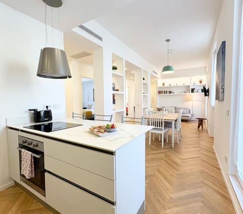 Open-plan living area with fully equipped kitchen, smart TV, Wi-Fi and A/C.