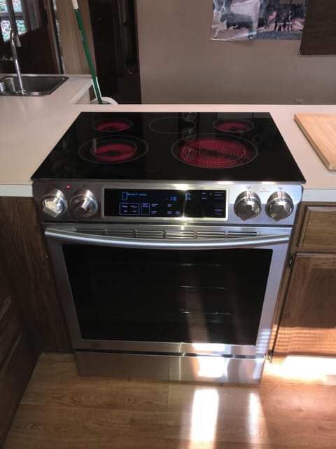 Range with Electric Cooktop