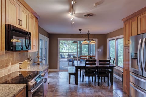 Main Home dining area and sliding door to screened in patio