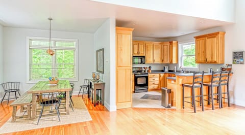 Idle Speed Cabin Rental - Kitchen and dining room