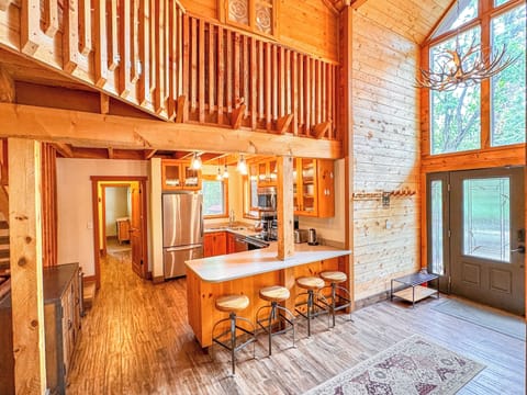 Full kitchen with breakfast bar.