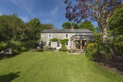 Welcome to Deugh an Chy, ideally located near Portleven, Helston, and Marazion