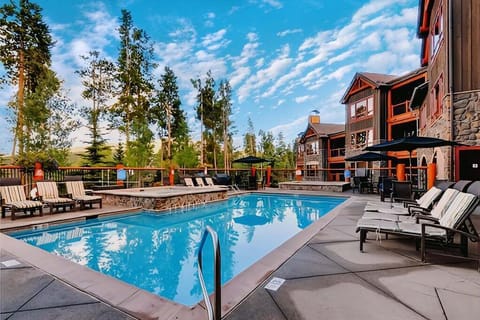 Seasons at BlueSky — A rare Breckenridge penthouse stay delivering true resort luxury, ski access, and elevated comfort in the heart of it all. 🏔✨