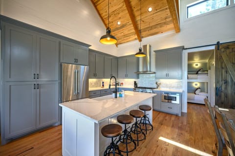 4 seats can be found at the bartop.