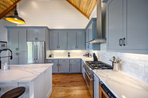 The kitchen comes fully equipped with stainless steel appliances!