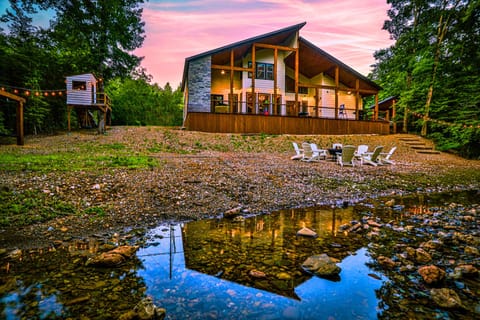 Amazing Backyard - Creek, Firepit, Kids Treehouse