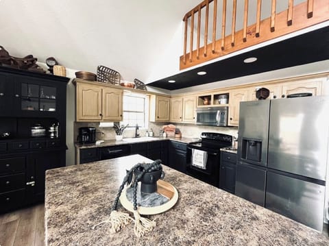 GENEROUSLY STOCKED KITCHEN FOR MAKING HOME COOKED MEALS 🥩🌮🍝🥦