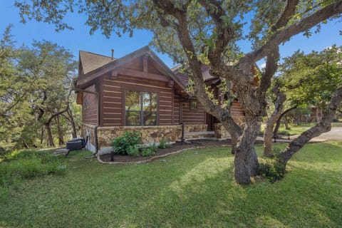 Quaint Cottage in secluded Hill Country Setting