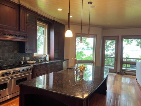 Sit-up counter with 4 stools