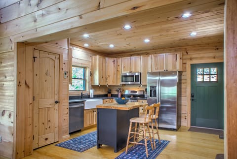 Fully Equipped Kitchen with Bar Seating for 2