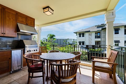 Lanai featuring a barbecue grill and a well-equipped kitchenette