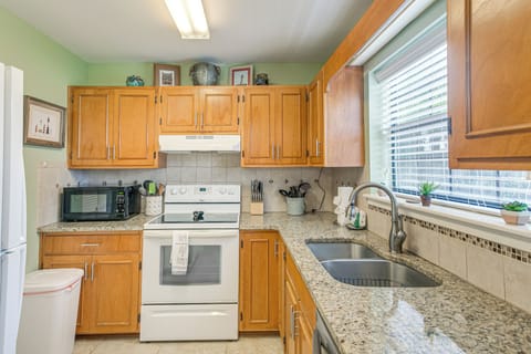 Kitchen | Blender | Crockpot | Trash Bags/Paper Towels | 1st Floor