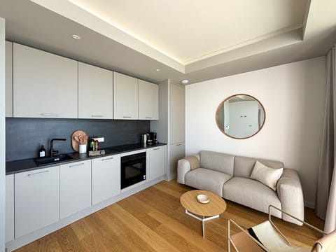 Welcome to Trébeurden! This seaside apartment offers stunning ocean views, direct Tresmeur beach access, a heated indoor pool, and a ping-pong table for added fun. The kitchen is fully fitted and equipped, perfect for preparing delicious meals with family or friends. Relax year-round and enjoy breathtaking sunsets, water activities, and the natural beauty of Brittany. Just minutes from shops, restaurants, and hiking trails, this apartment is the ideal getaway for sea and nature lovers.