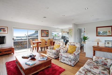 Open-plan living, dining and kitchen area allow for the best cohesive living.