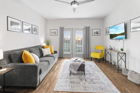 Spacious one bedroom with cozy comfortable bed in Madison. Pool & Gym onsite.