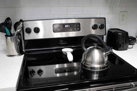 Spacious one bedroom with cozy comfortable bed in Madison. Pool & Gym onsite.