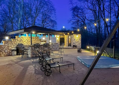 Patio - Hot Tub, Outdoor Kitchen, Sauna & Outdoor Shower