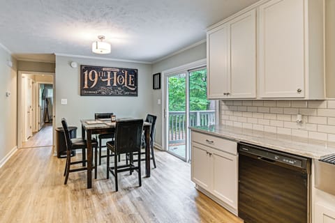 Kitchen | Dining Area | Dishware & Flatware Provided