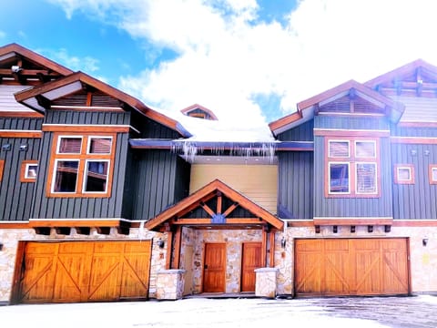 Aspens 6 - 2 level townhome w/ attached 2 car garage and additional inside spot