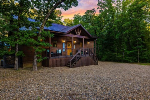 `Loved our stay at Mystic Moon! Beautiful cabin with a great back porch & hot tub. Would definitely recommend staying here if you’re looking for a place to stay.` - Jesika