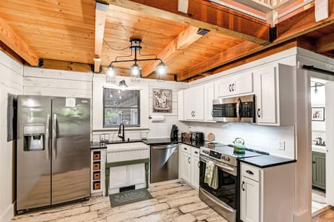 Kitchen | Cooking Basics | Keurig/Drip Coffee Maker | Main Level