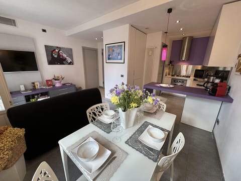 Table, Property, Furniture, Plant, Decoration, Purple, Interior Design, Picture Frame, Floor