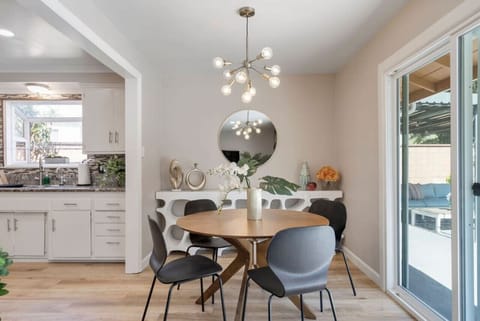 Gather, dine, and make memories! 🍽️✨ Our inviting dining area is perfect for shared meals and great conversations.