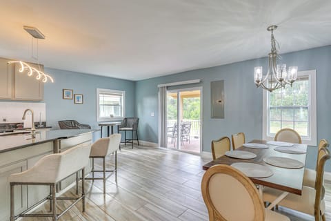 Dining | Dishware & Flatware Provided | Breakfast Bar & Table | 1st Floor