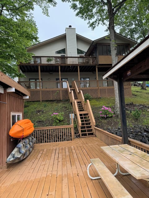 Lake front of the house-just steps from the water in R25 cove with Drifters