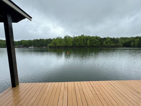 Gorgeous deep water enjoy 4 kayaks-paddle the lake, swim, sun on your dock!