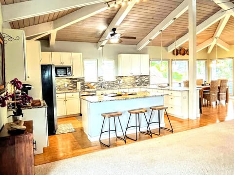 Enjoy making meals together in the large, fully-stocked and equipped kitchen