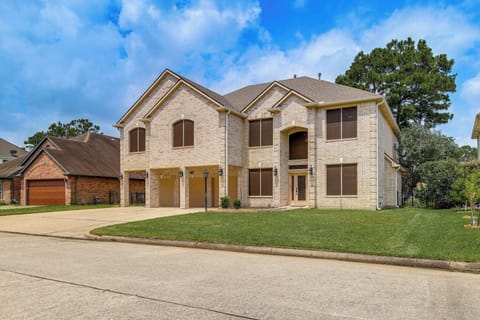 Humble Vacation Rental | 4BR | 2.5BA | 1 Step to Enter | 4,000 Sq Ft