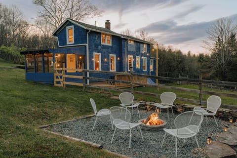 Gather under starry skies, unwind by the fire, and reconnect with nature at Kohler Cabin — your cozy woodland escape designed for slow mornings and magical nights.