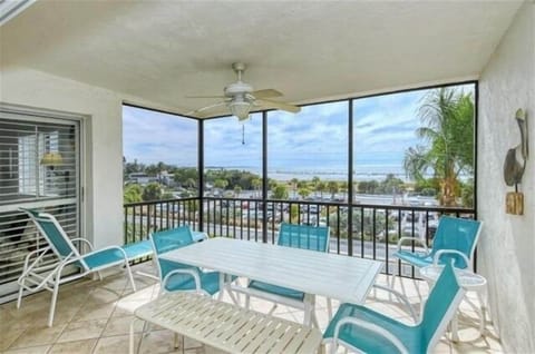 Lanai - Beautiful views of Siesta Key Beach and The Gulf of Mexico.