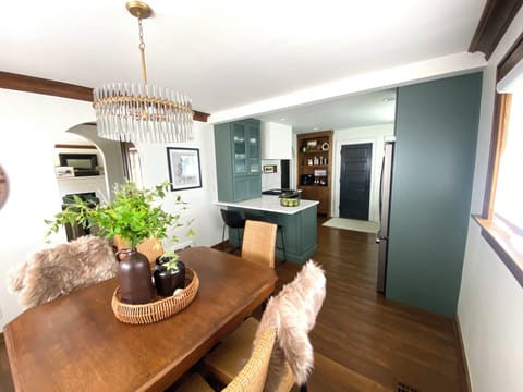 seating for 6 in addition to bar area which seats 2