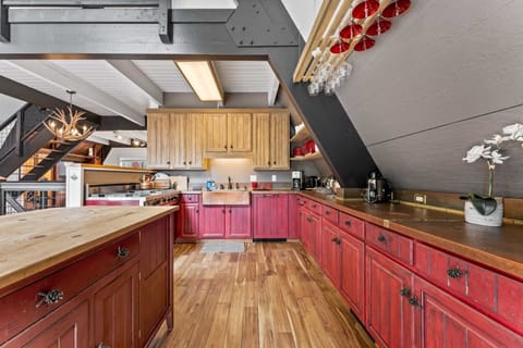 Kitchen: Well-equipped kitchen, spacious countertops, Viking gas range, kitchen island w/2 bar stools