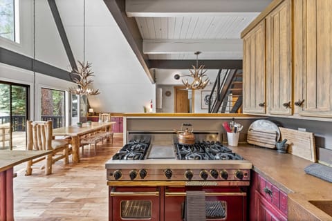 Kitchen: Well-equipped kitchen, spacious countertops, Viking gas range, kitchen island w/2 bar stools