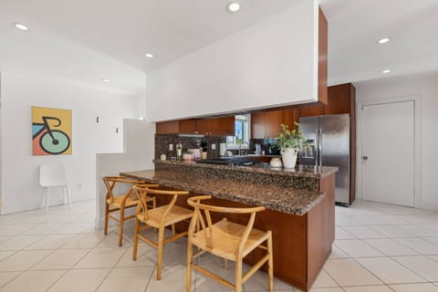 Breakfast Bar with Seating