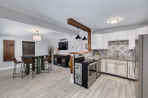 Kitchen and dining area, fully stocked with eating/drinking utensils!