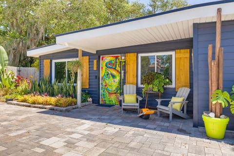 Florida Ave, sleeps up to 9, pickle/b-ball court