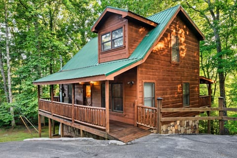 Front of cabin from parking area. Wheelchair accessible with no steps!