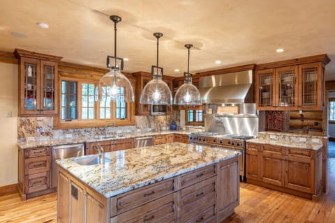 Kitchen - Large stove with griddle, grill and double convection ovens