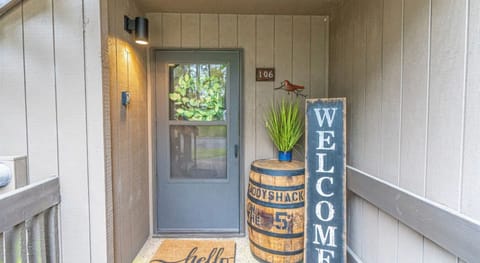 Front door entrance....Welcome!
