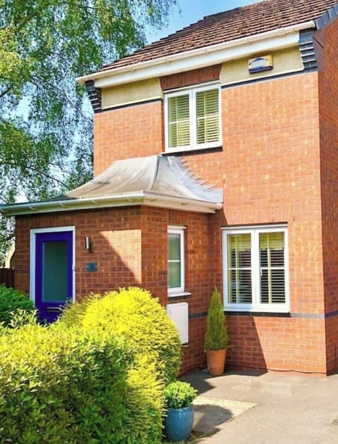 Beautiful detached house with private driveway (garage not available)