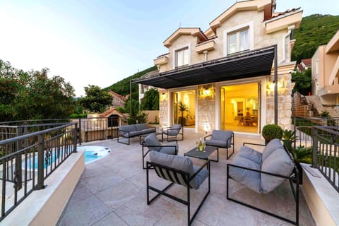 Luxury Seafront Villa Riviera 4 BR, 3 living areas, 5 baths, jacuzzi, terrace