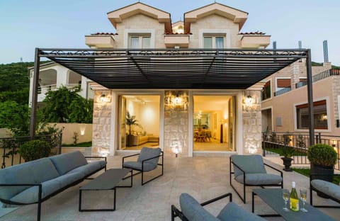 Luxury Seafront Villa Riviera 4 BR, 3 living areas, 5 baths, jacuzzi, terrace