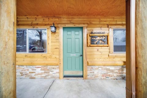 Northern Michigan themed lodging in Indian, River Michigan. Close to Makinaw City & Petoskey.