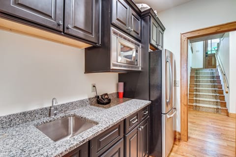 Wet Bar | Microwave | Fridge | Middle Level