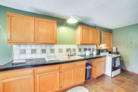 Kitchen | Single-Story Townhome | 2nd-Floor Unit